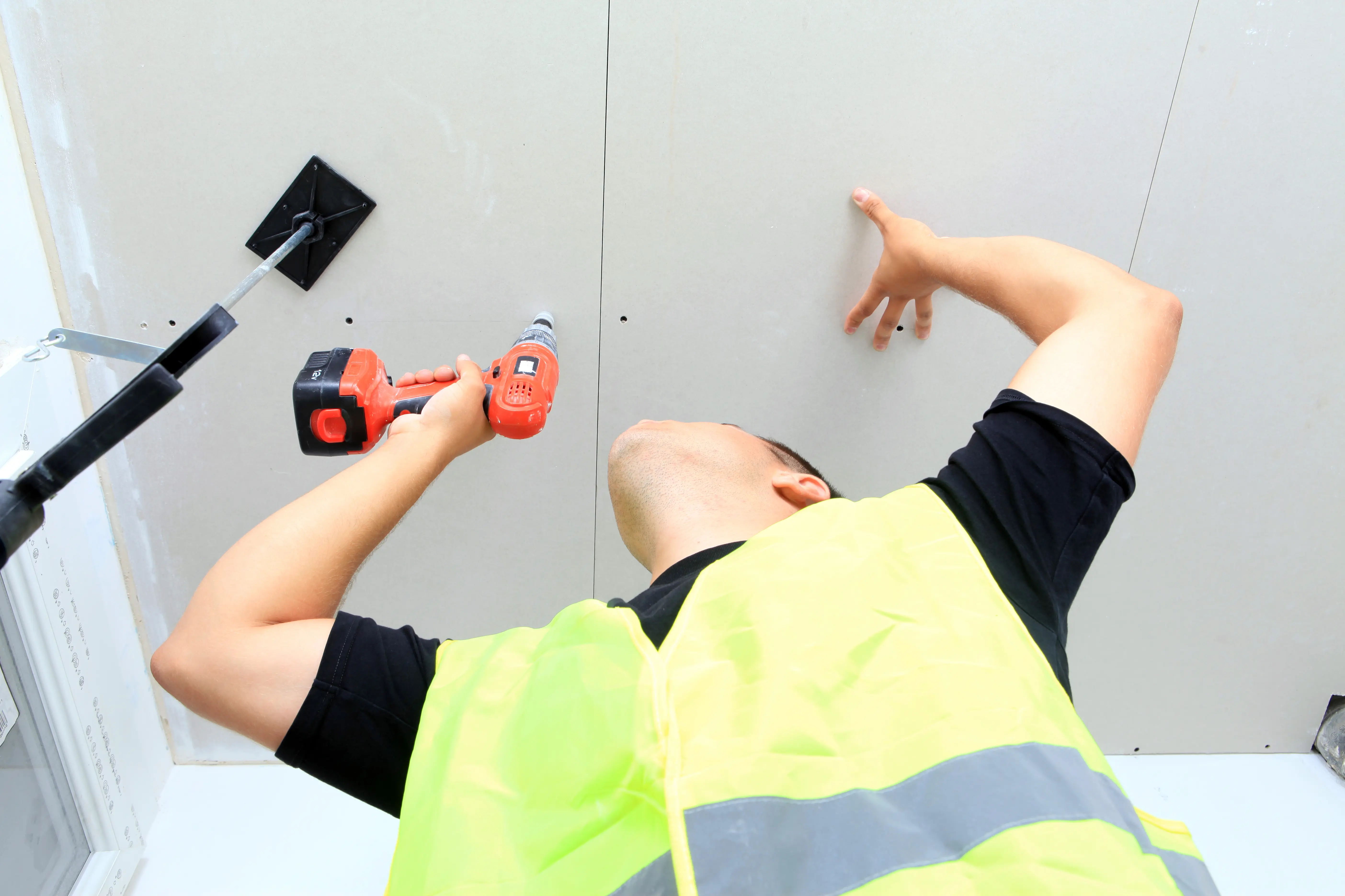 Plaquiste professionnel pose plaques de plâtre cloisons