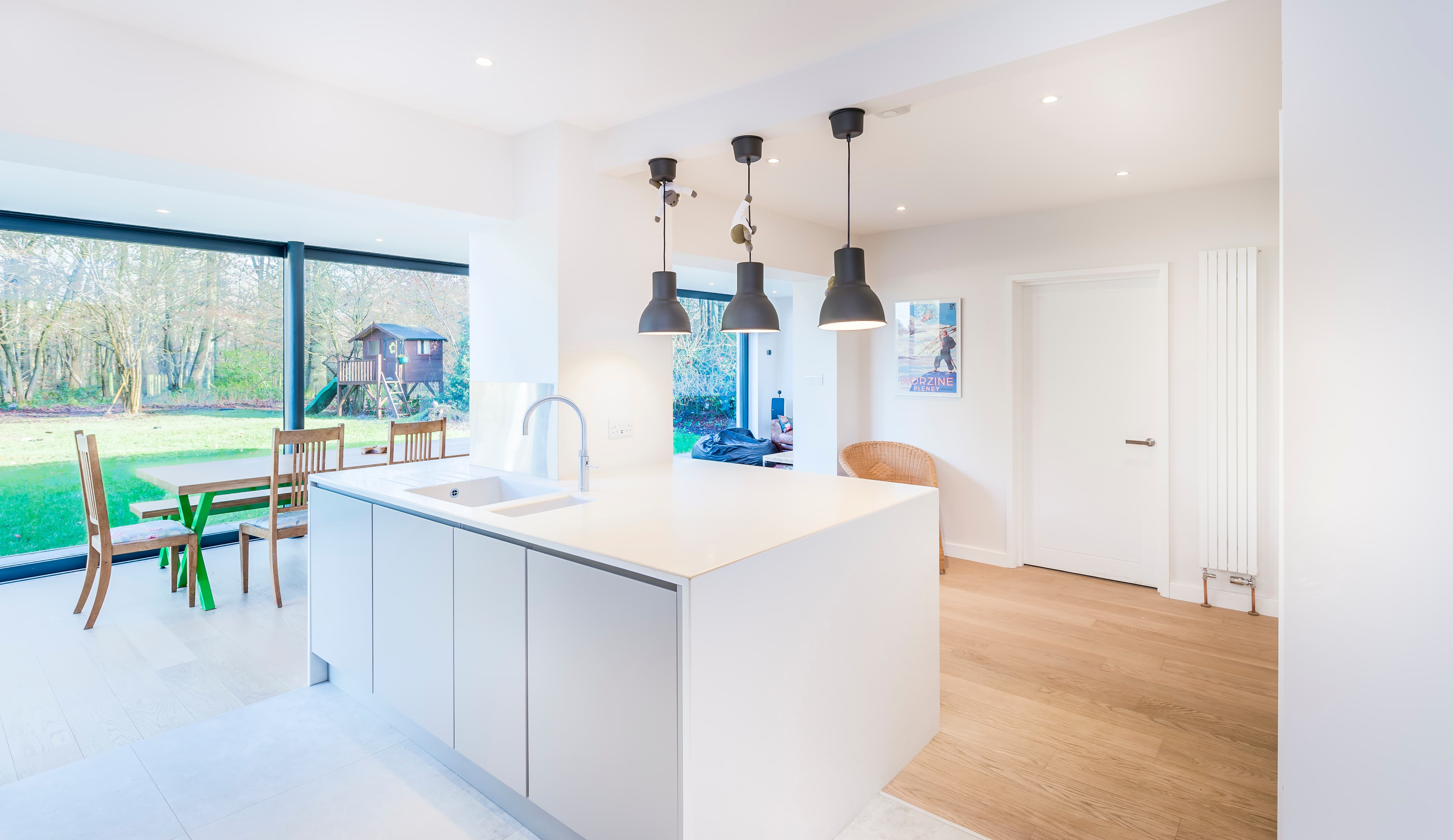 Rénovation intérieure salon moderne avec parquet et peinture